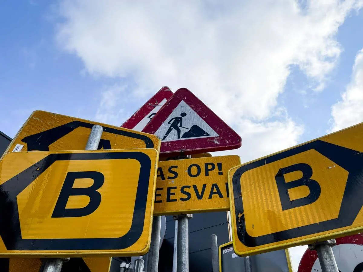 Verzameling route-, waarschuwings- en omleidingsborden
