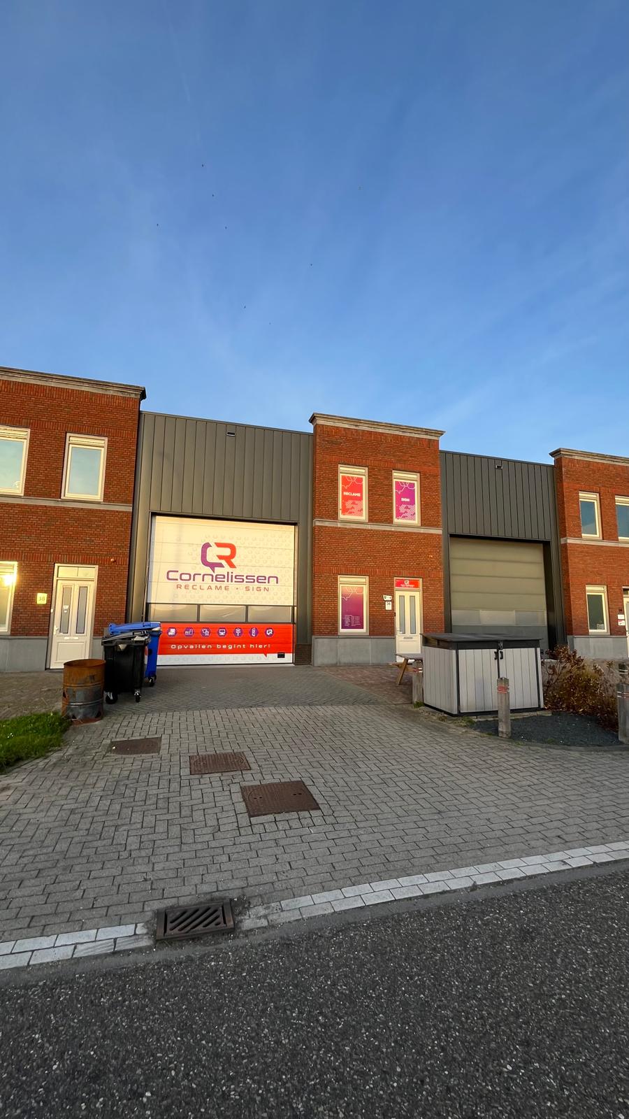 Voorzijde van het pand van Cornelissen Reclame aan de Productiestraat in Giessen