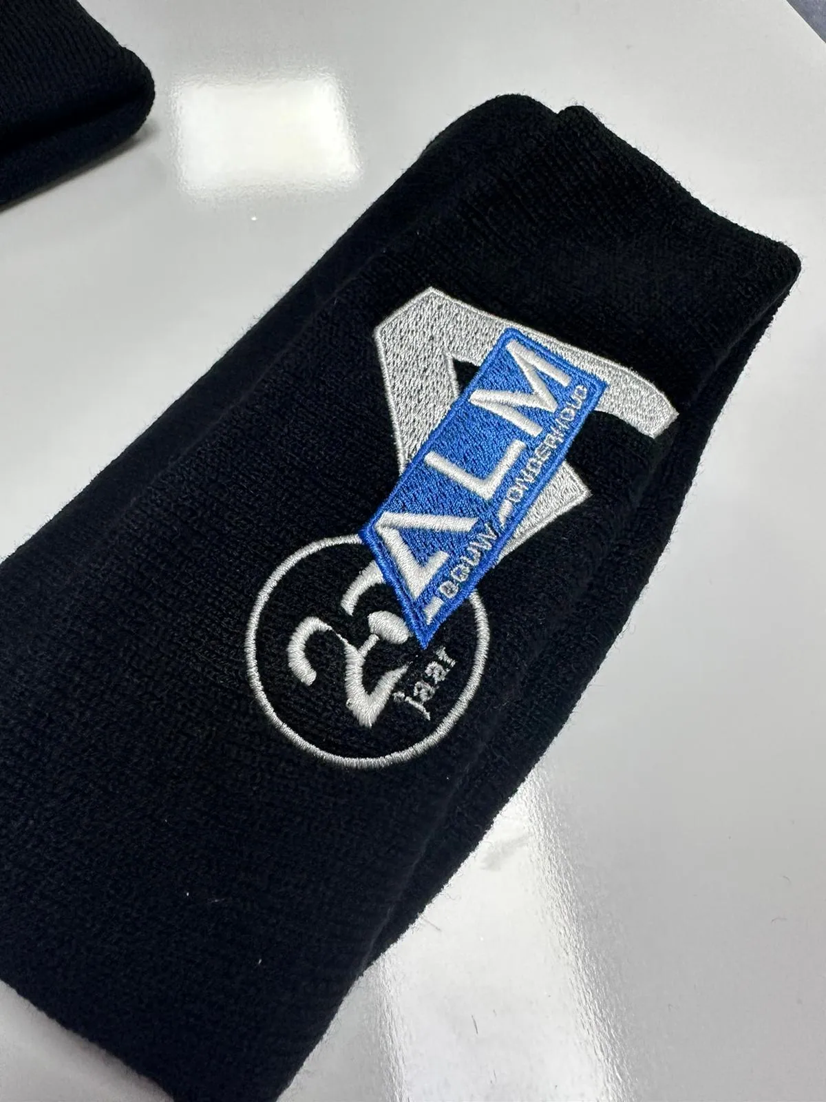 Jubileummutsen met een persoonlijk borduursel, kleur en plaatsing op het product.