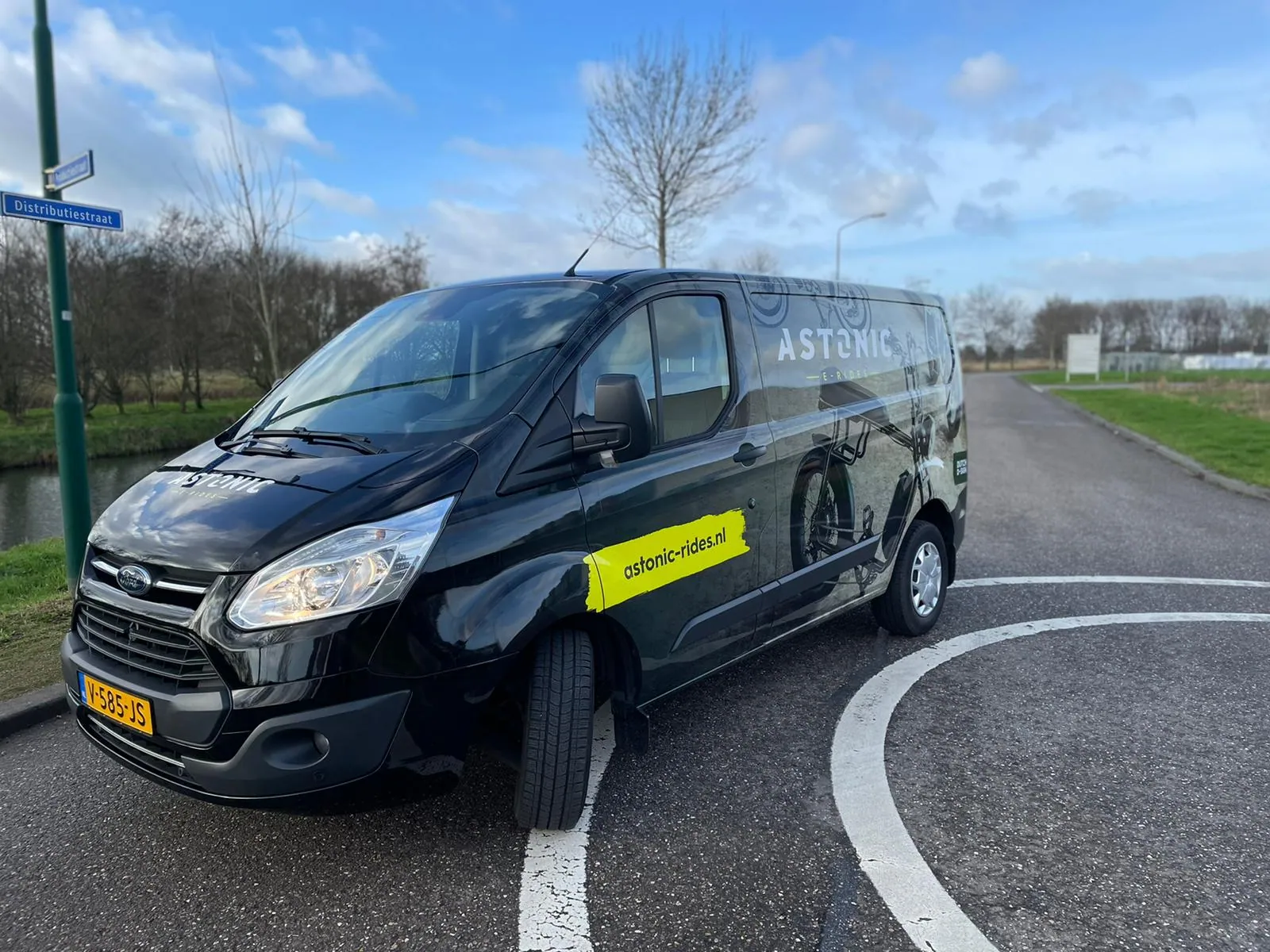 Volledig gewrapte bedrijfswagen van Astonic E-Rides