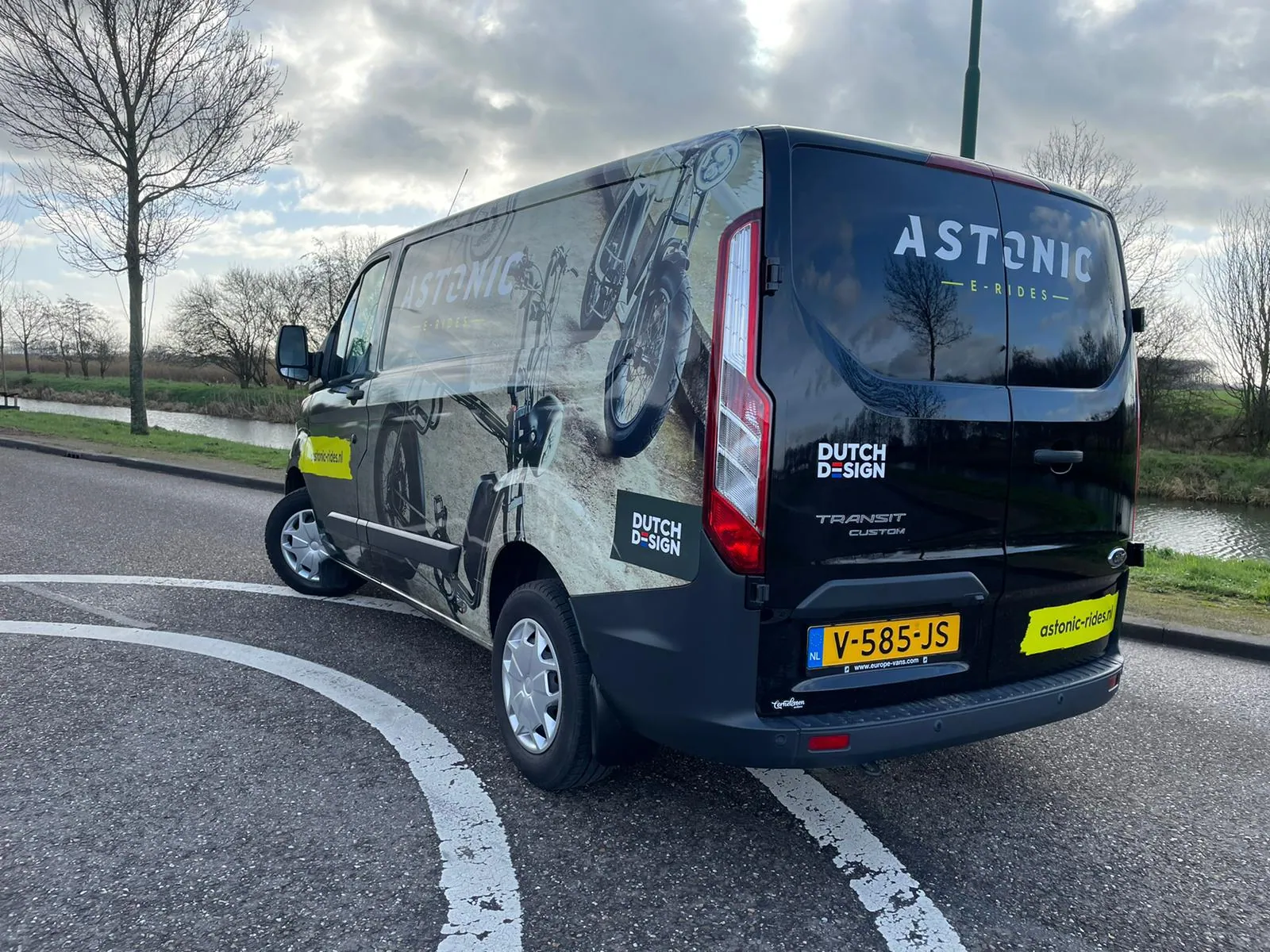 Een elektrische bedrijfswagen als kleurrijke blikvanger, achterzijde en zijkant sluiten visueel op elkaar aan.