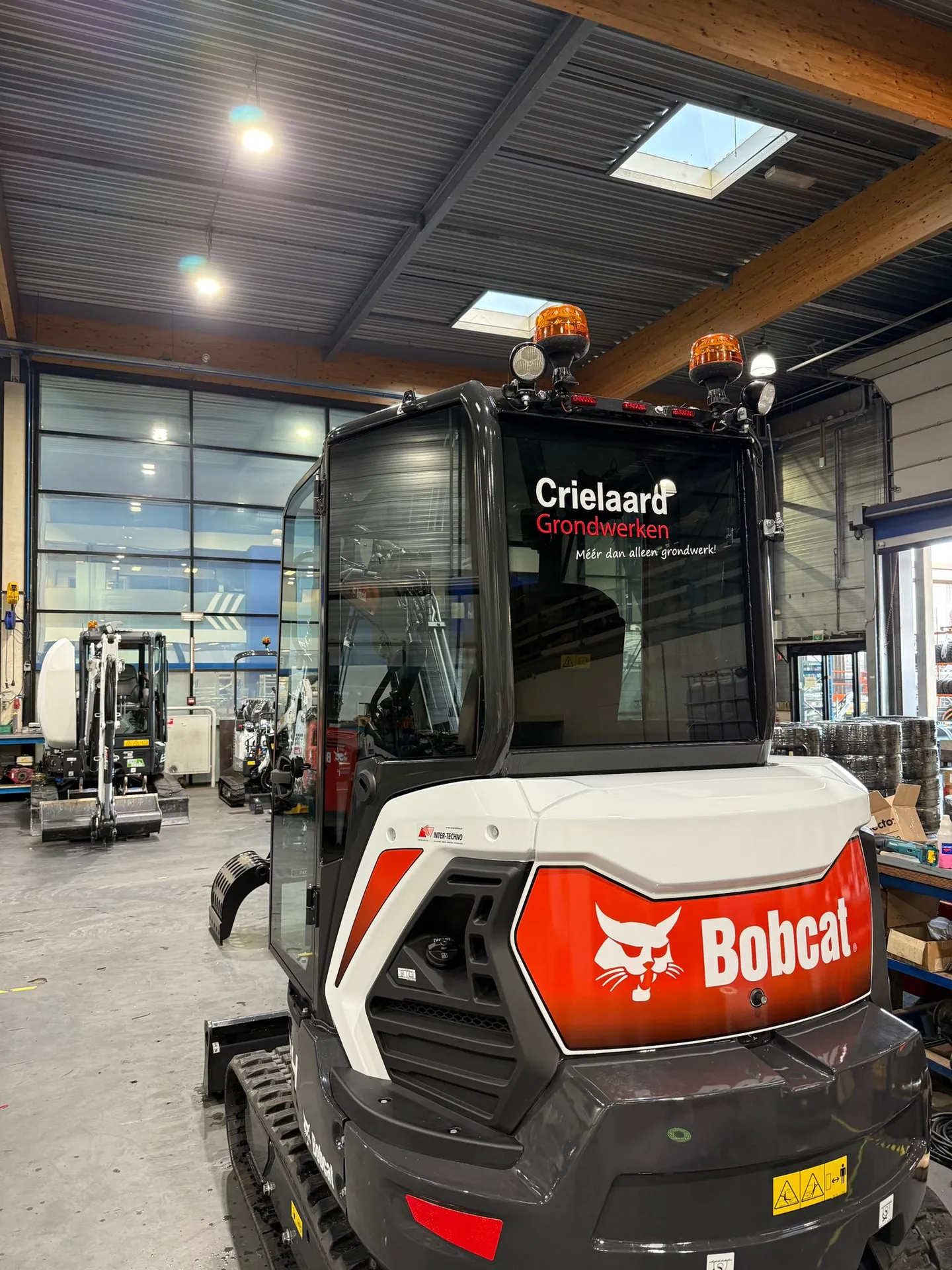 Bobcat werkmachine van Crielaard met rondom getinte cabine
