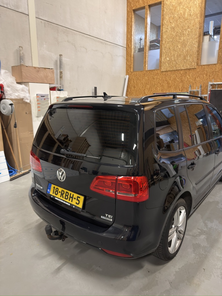 Achterzijde van Volkswagen Touran met getinte achterruit