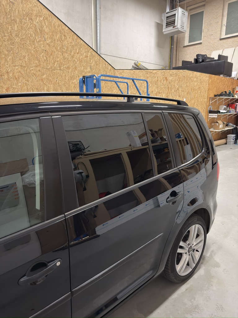 Linkerzijde van een Volkswagen Touran met getinte achterruiten