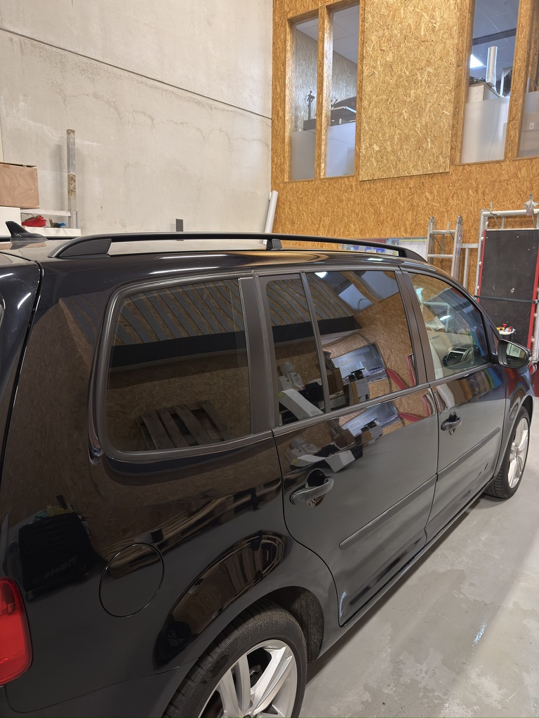 Rechterzijde van Volkswagen Touran met getinte achterruiten