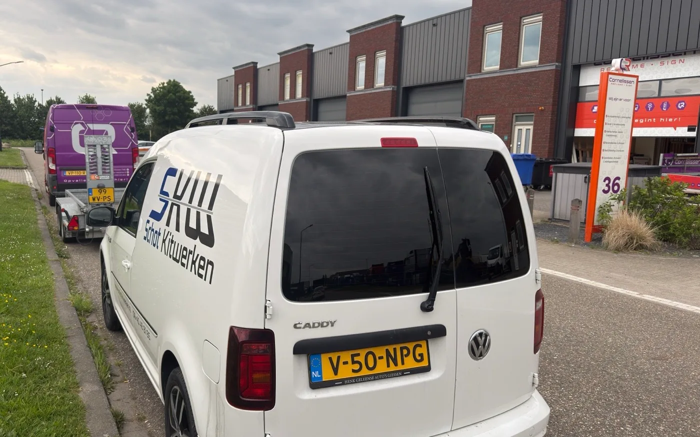 VW Caddy van Schot Kitwerken met getinte autoruiten
