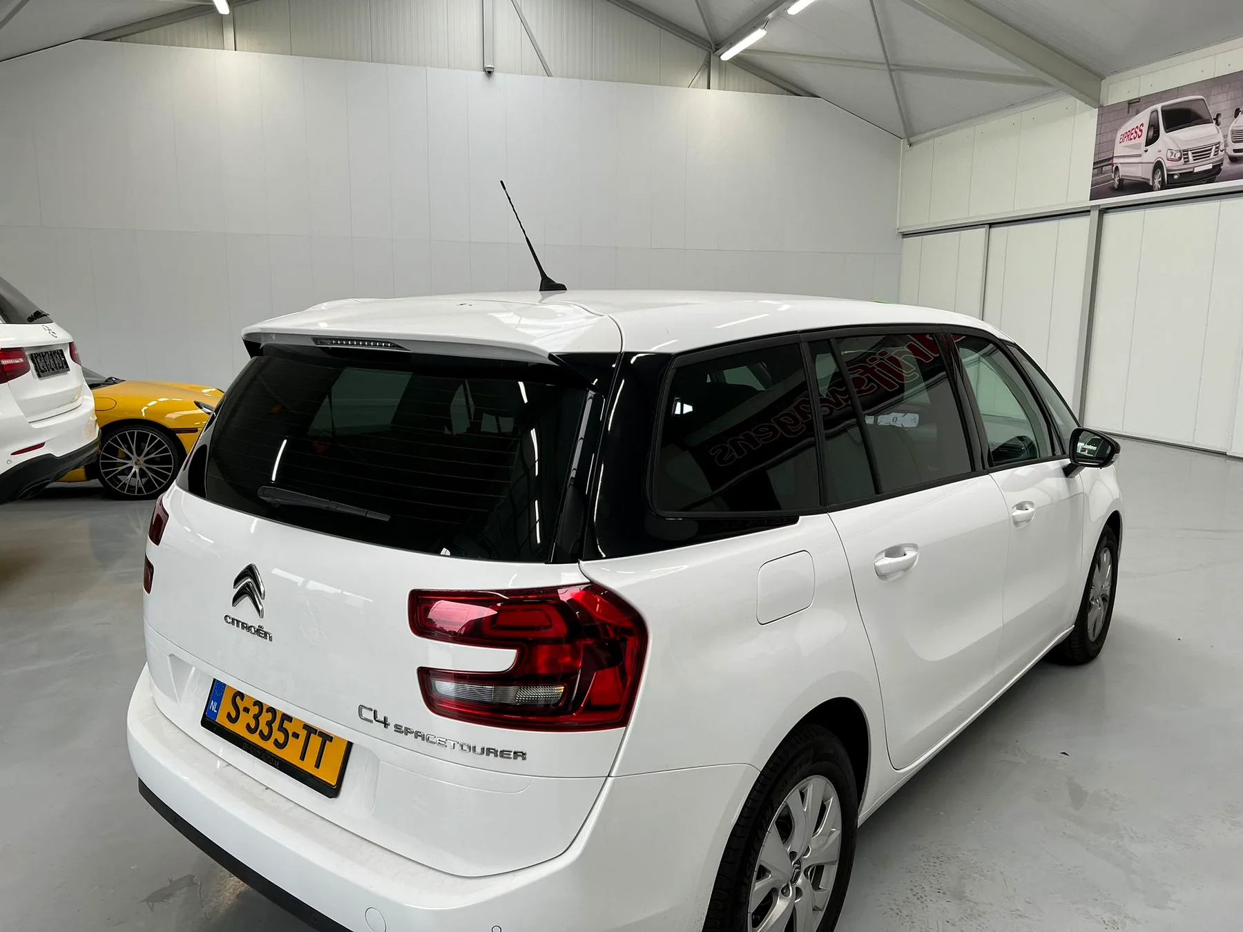 Witte Citroën met donker getinte achterruiten