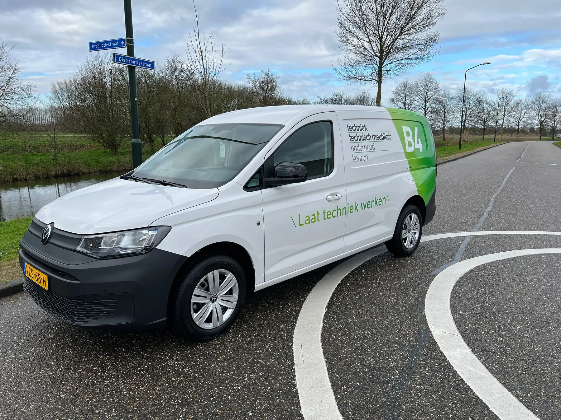 Bedrijfswagen van B4 Techniek met reclamewrap