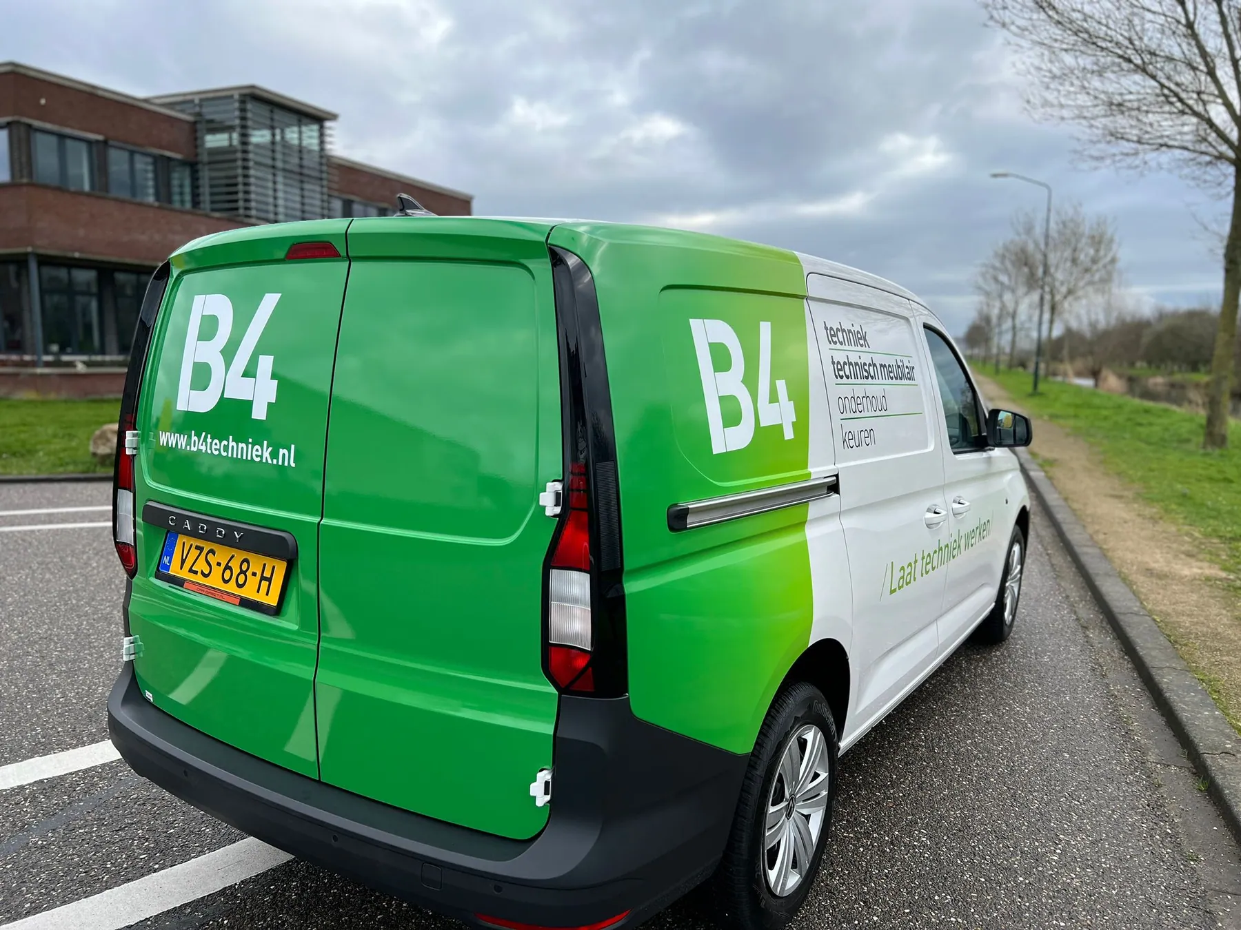 Technische uitstraling in een krachtige reclamewrap, zijaanzicht met merk en diensten.