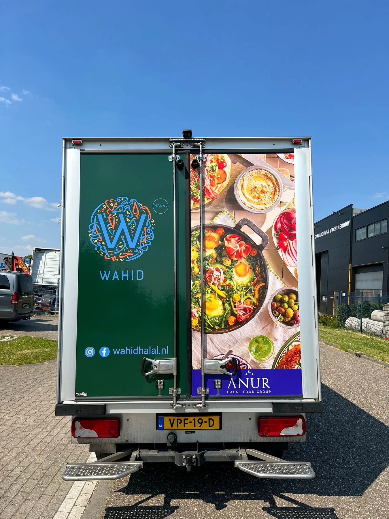 Achterzijde van de Wahid bakwagen met full-colour reclame