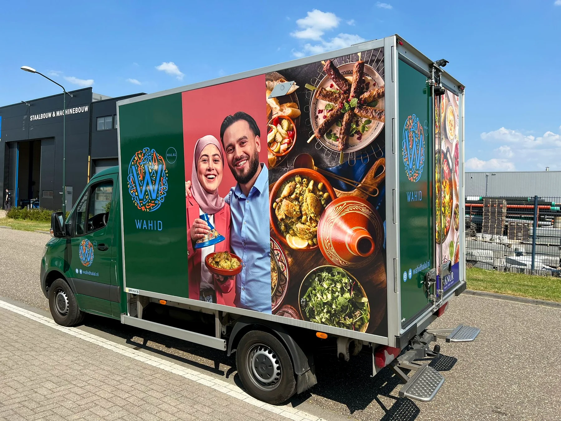 Bakwagen van Wahid rondom voorzien van full-colour reclame