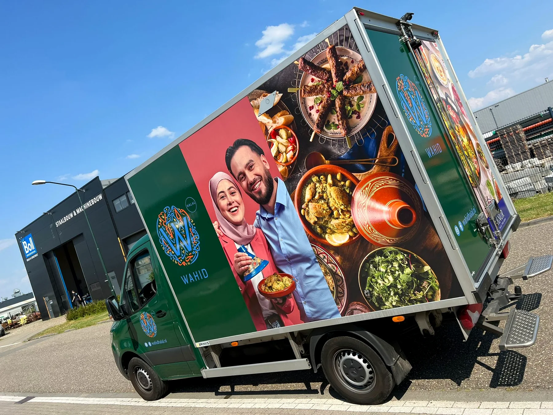 Schuin achteraanzicht van de complete Wahid bakwagenreclame