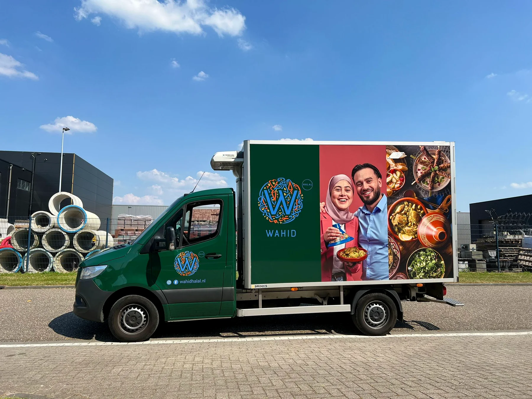 Eerste zijkant van de Wahid bakwagen