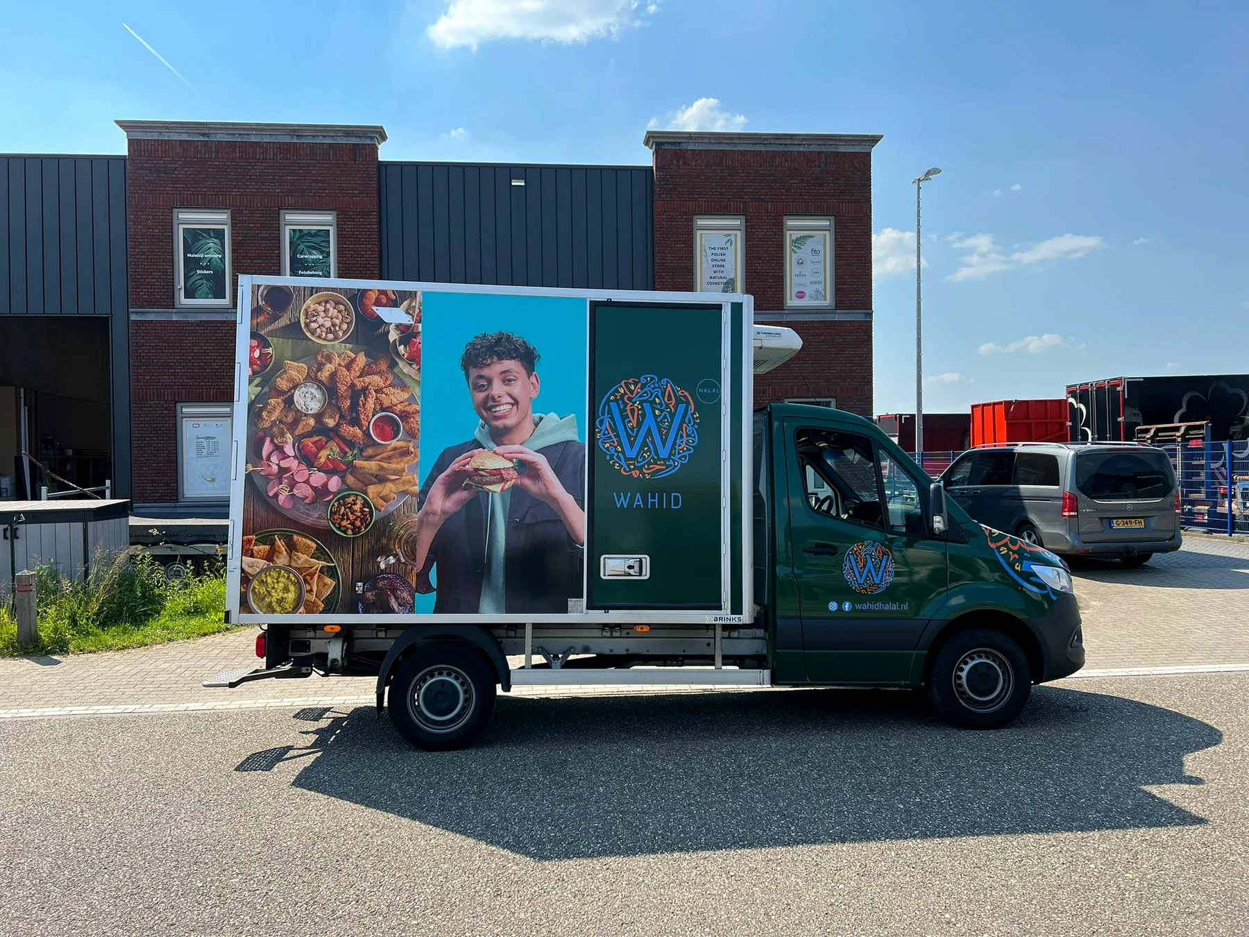 Tweede zijkant van de Wahid bakwagen