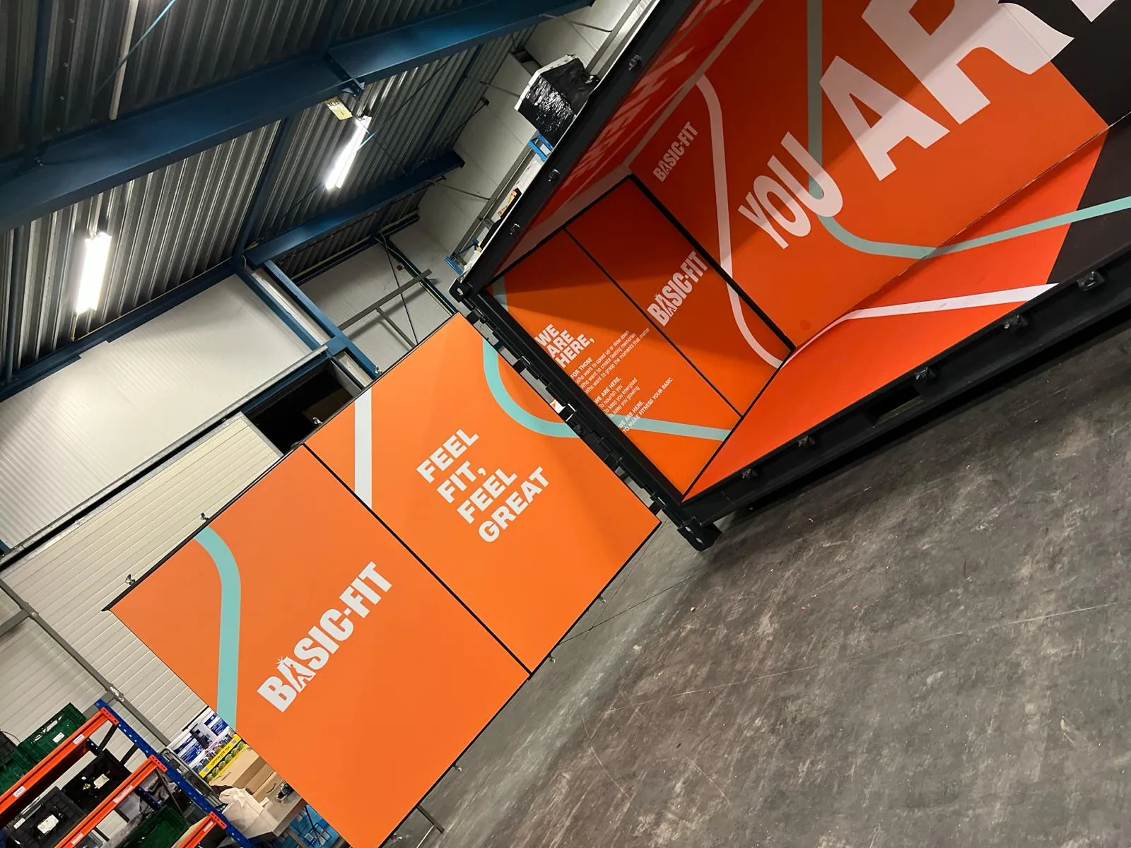 Een festivalcontainer die midden in het merk staat, achterzijde en toegangen meegenomen.