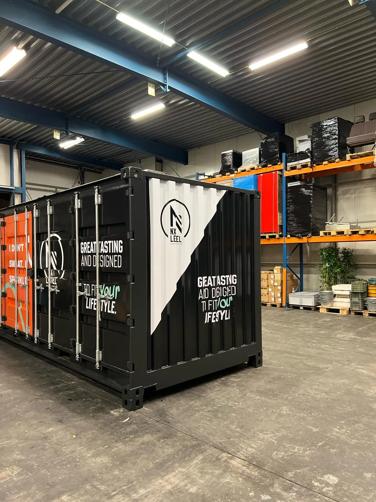 Een festivalcontainer die midden in het merk staat, detail van kleur en afwerking.