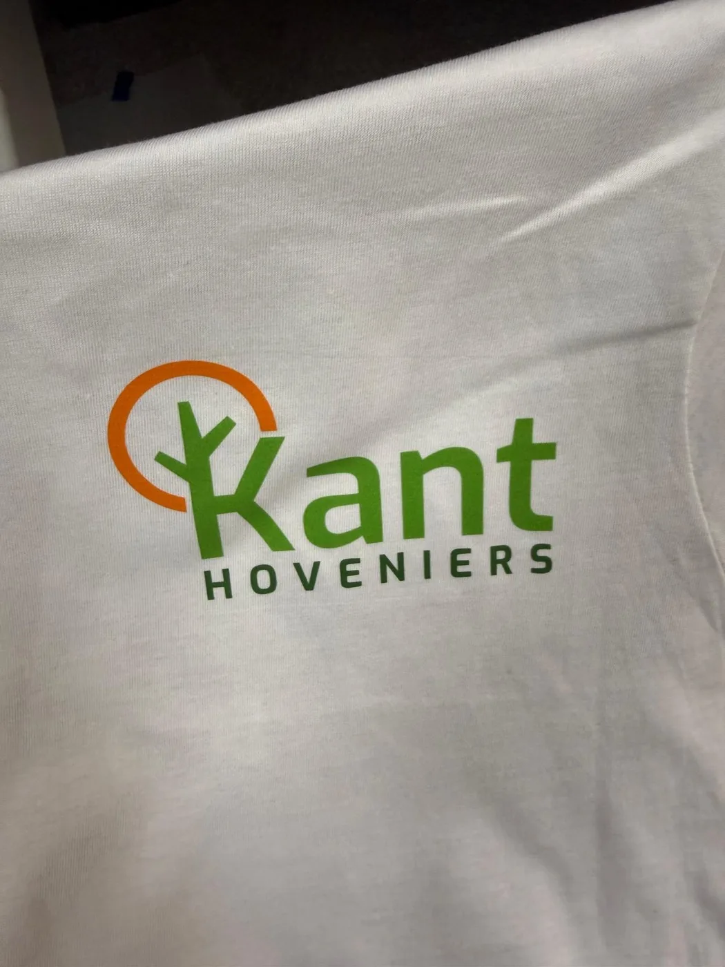 Bedrukt wit bedrijfsshirt met kleurrijk logo van Kant Hoveniers