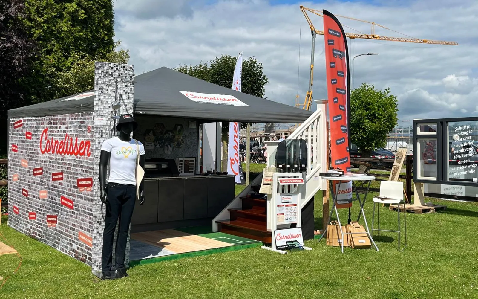 Complete Cornelissen Reclame beursstand met beachflags, presentatiewanden, kleding en productvoorbeelden