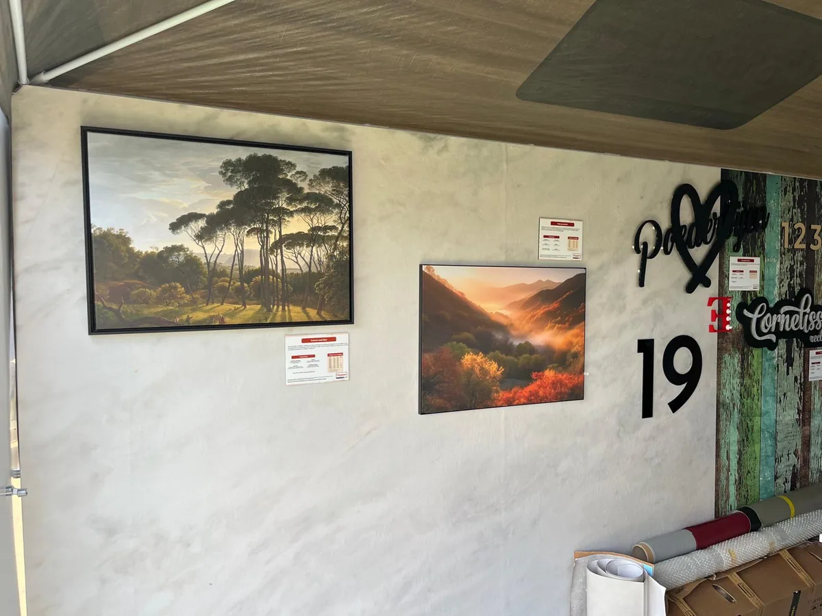 Presentatiewand in de Cornelissen beursstand met foto op paneel, wandafwerking en losse logo-elementen