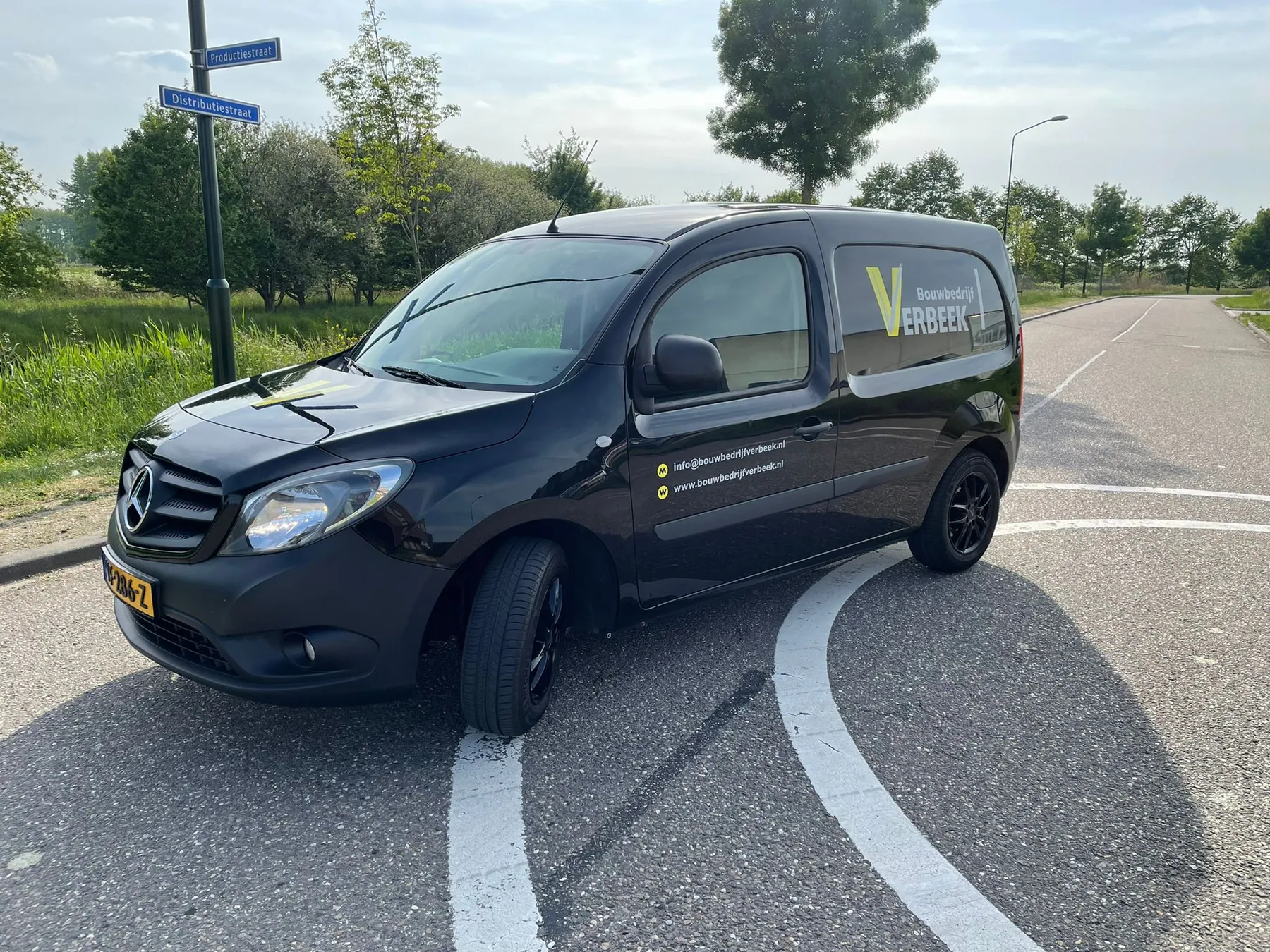 Bedrijfswagen van Bouwbedrijf Verbeek met robuuste zakelijke belettering