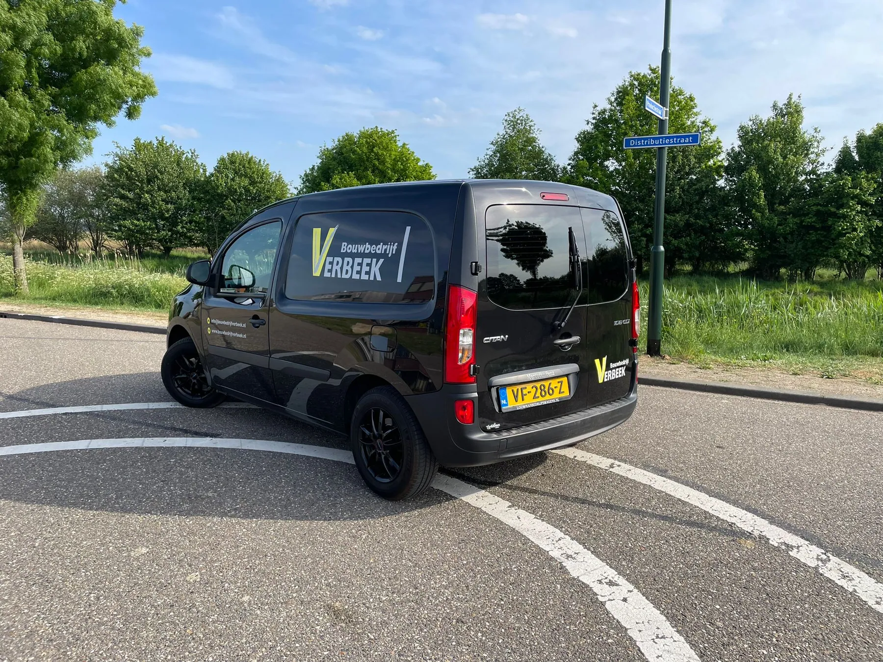 Een robuuste uitstraling voor Bouwbedrijf Verbeek, de zijbelettering in perspectief.