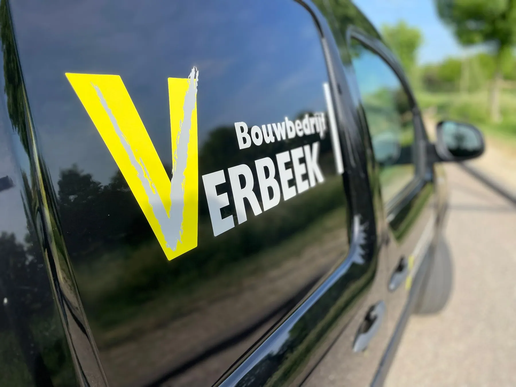 Een robuuste uitstraling voor Bouwbedrijf Verbeek, de achterzijde als extra merkvlak.