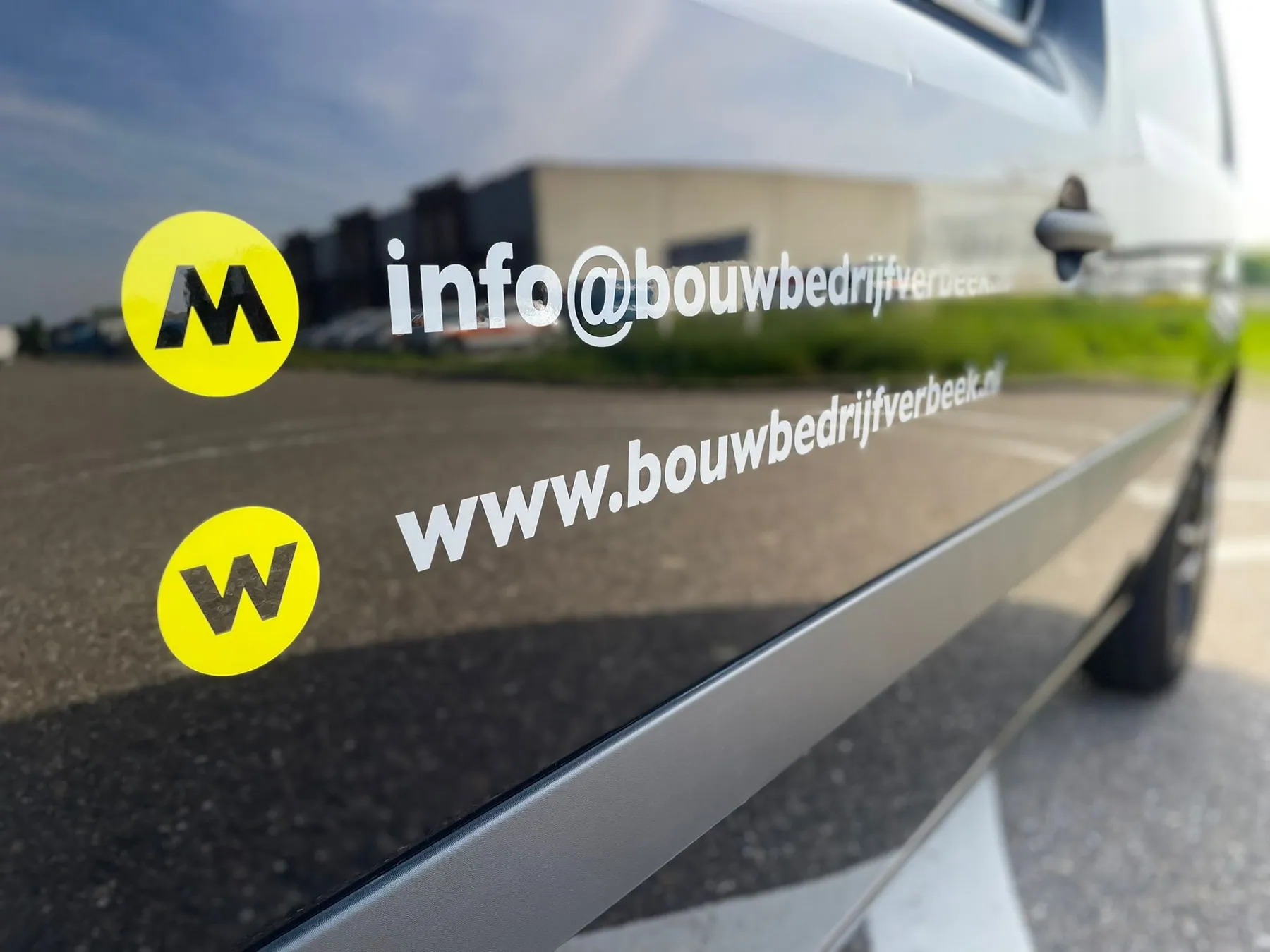 Een robuuste uitstraling voor Bouwbedrijf Verbeek, detail van logo en afwerking.