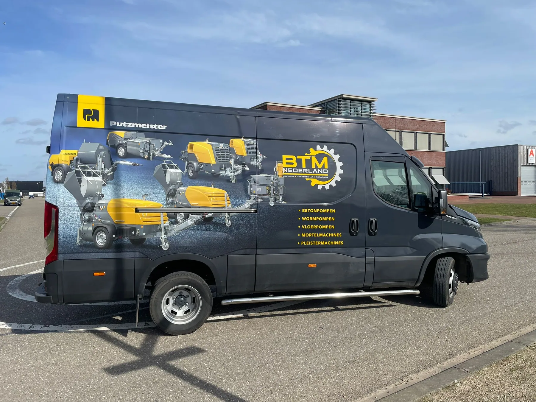 Donkere bedrijfswagen van BTM Nederland met complete full wrap