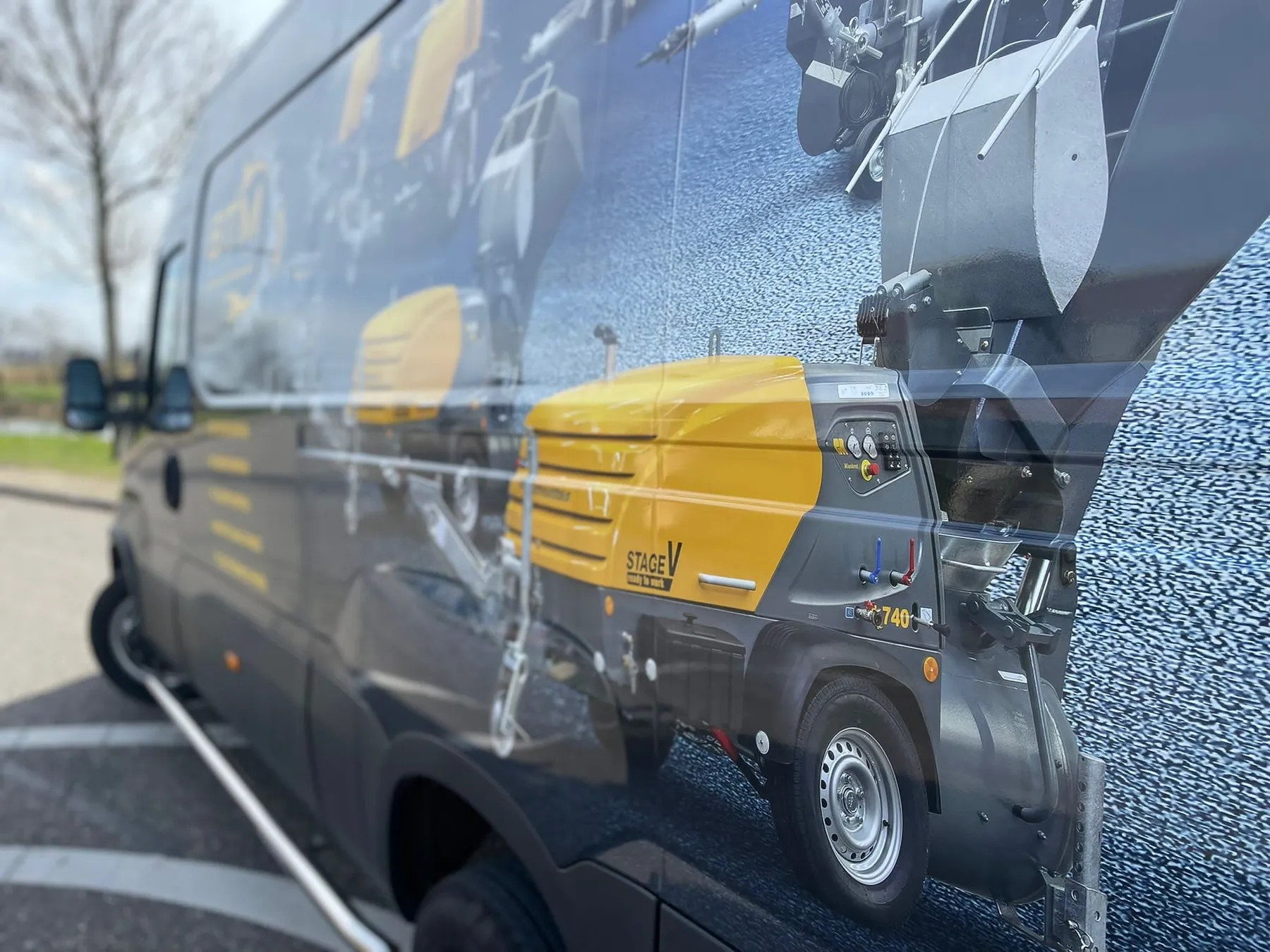 Een uitgesproken full wrap voor BTM Nederland, zijaanzicht met grote merkvlakken.