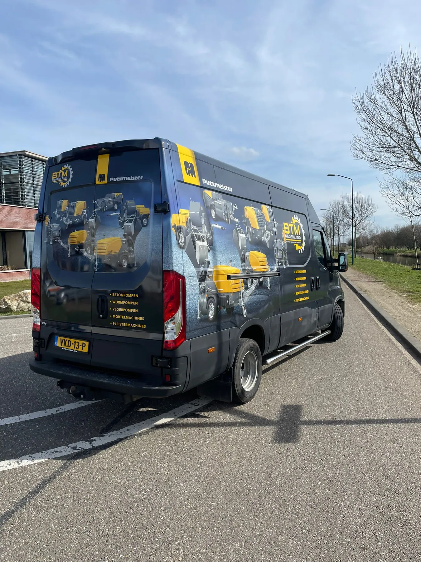 Een uitgesproken full wrap voor BTM Nederland, achterzijde in dezelfde beeldtaal.