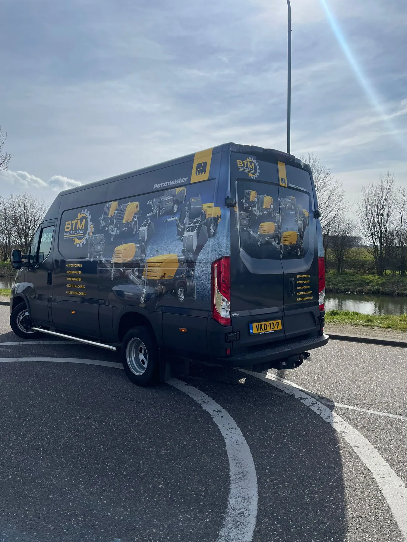 Een uitgesproken full wrap voor BTM Nederland, detail van folie en afwerking.