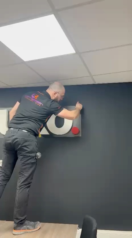 Afwerking van de laatste letters en rode punt van het BUKO-binnenlogo
