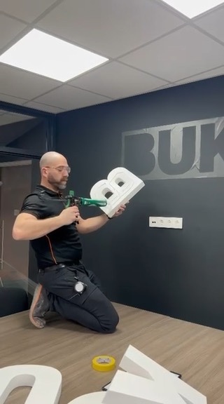 Montage van een losse witte letter van het BUKO-binnenlogo