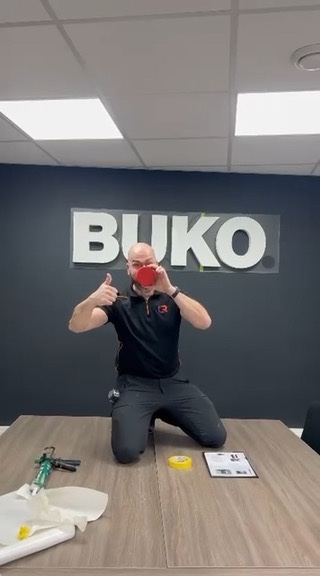 Uitlijning van de BUKO-letters op een donkere binnenwand