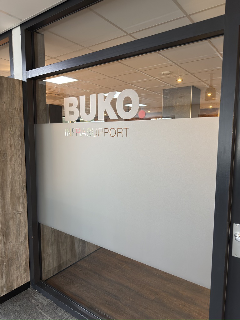 Dusted glasfolie met uitgesneden BUKO Infrasupport-logo