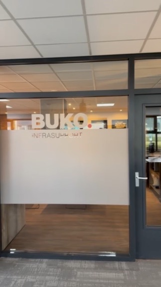 Glazen kantoorwand van BUKO voorzien van brede dusted privacyfolie