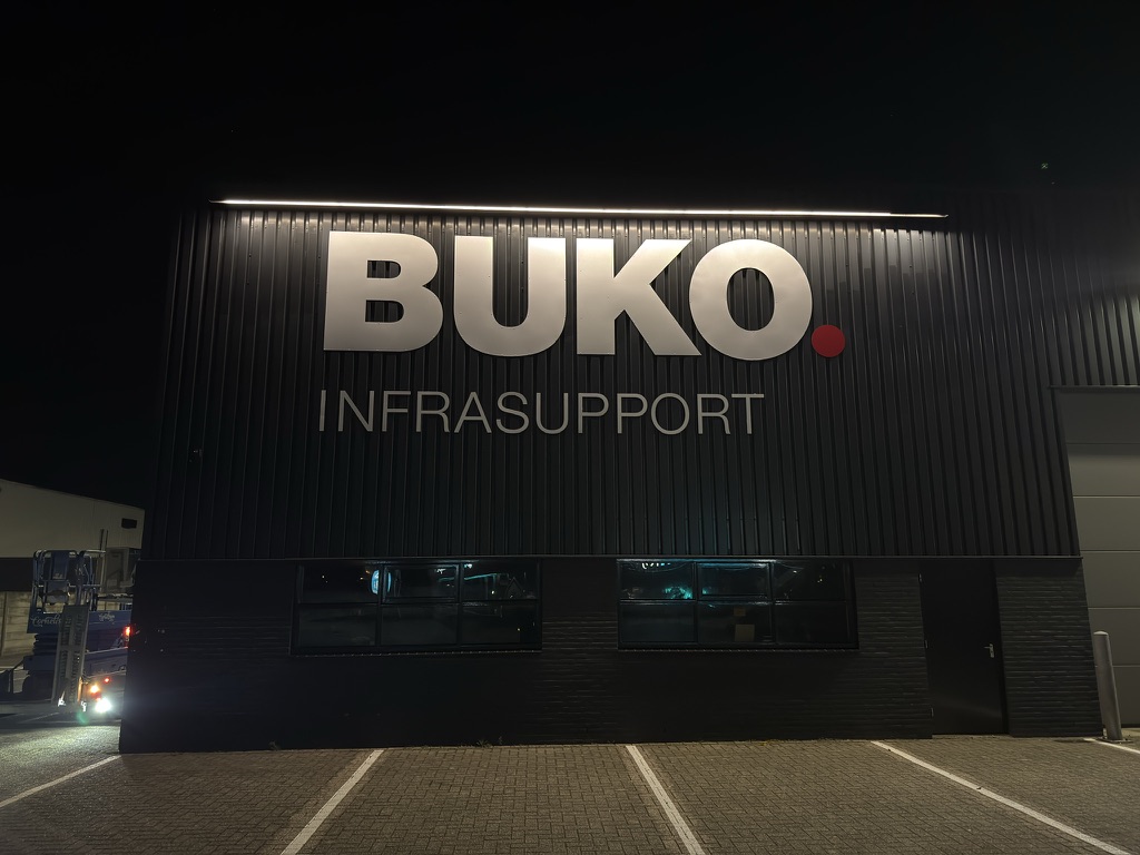 BUKO Infrasupport gevelreclame zichtbaar in de avond