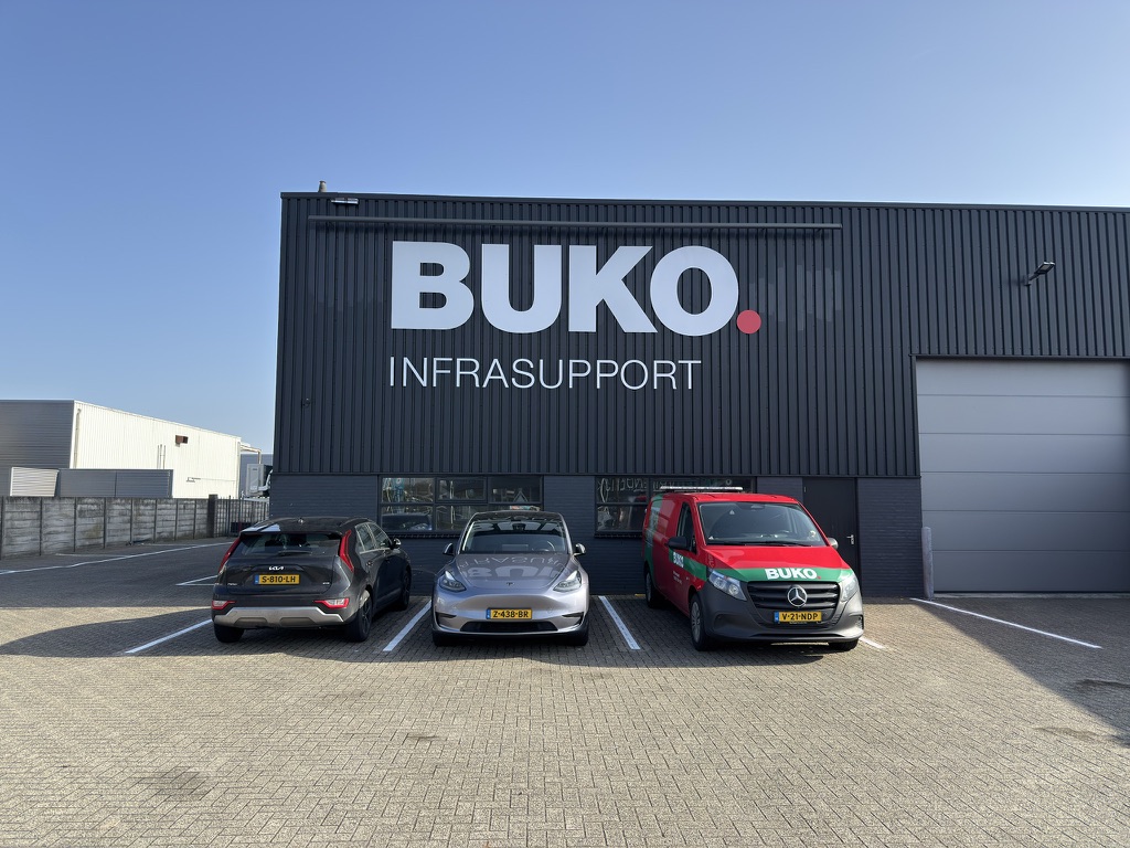 Bedrijfspand van BUKO Infrasupport met grootformaat gevelletters