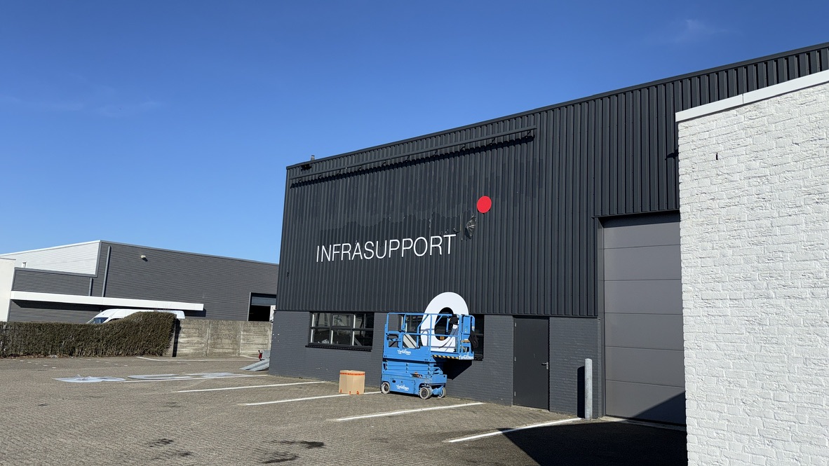 BUKO Infrasupport gevel tijdens de montage van de grote letters