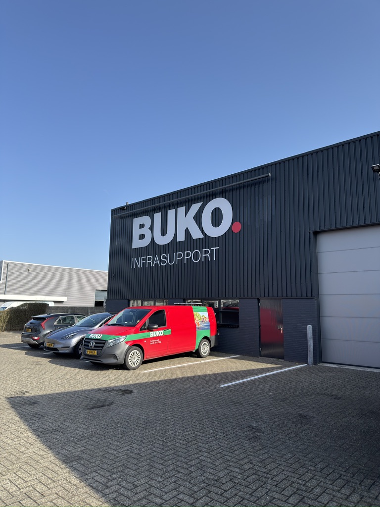 BUKO Infrasupport gevelletters gezien vanuit de aanrijroute