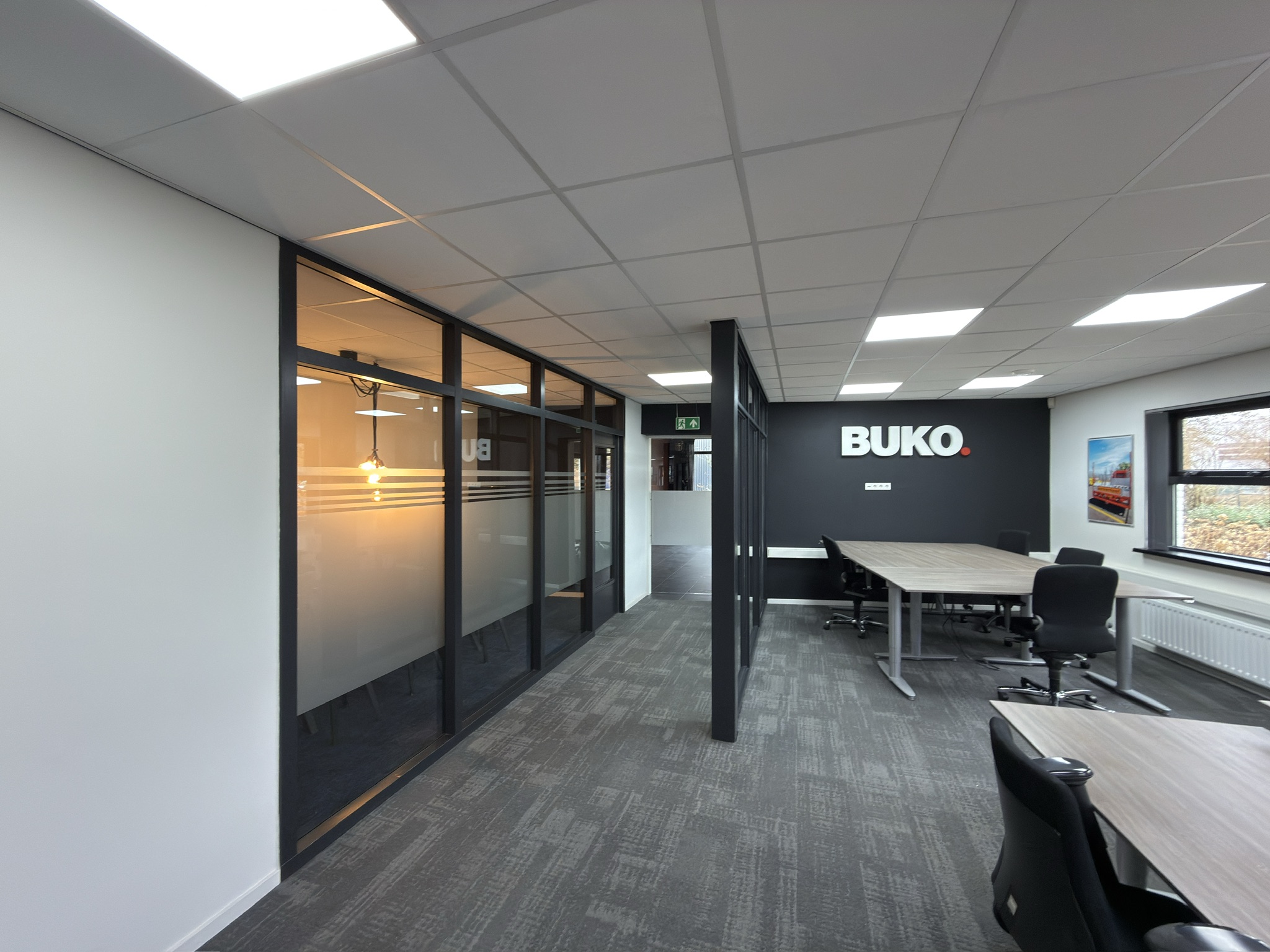 BUKO-kantoor met glazen wanden, privacyfolie en binnenlogo