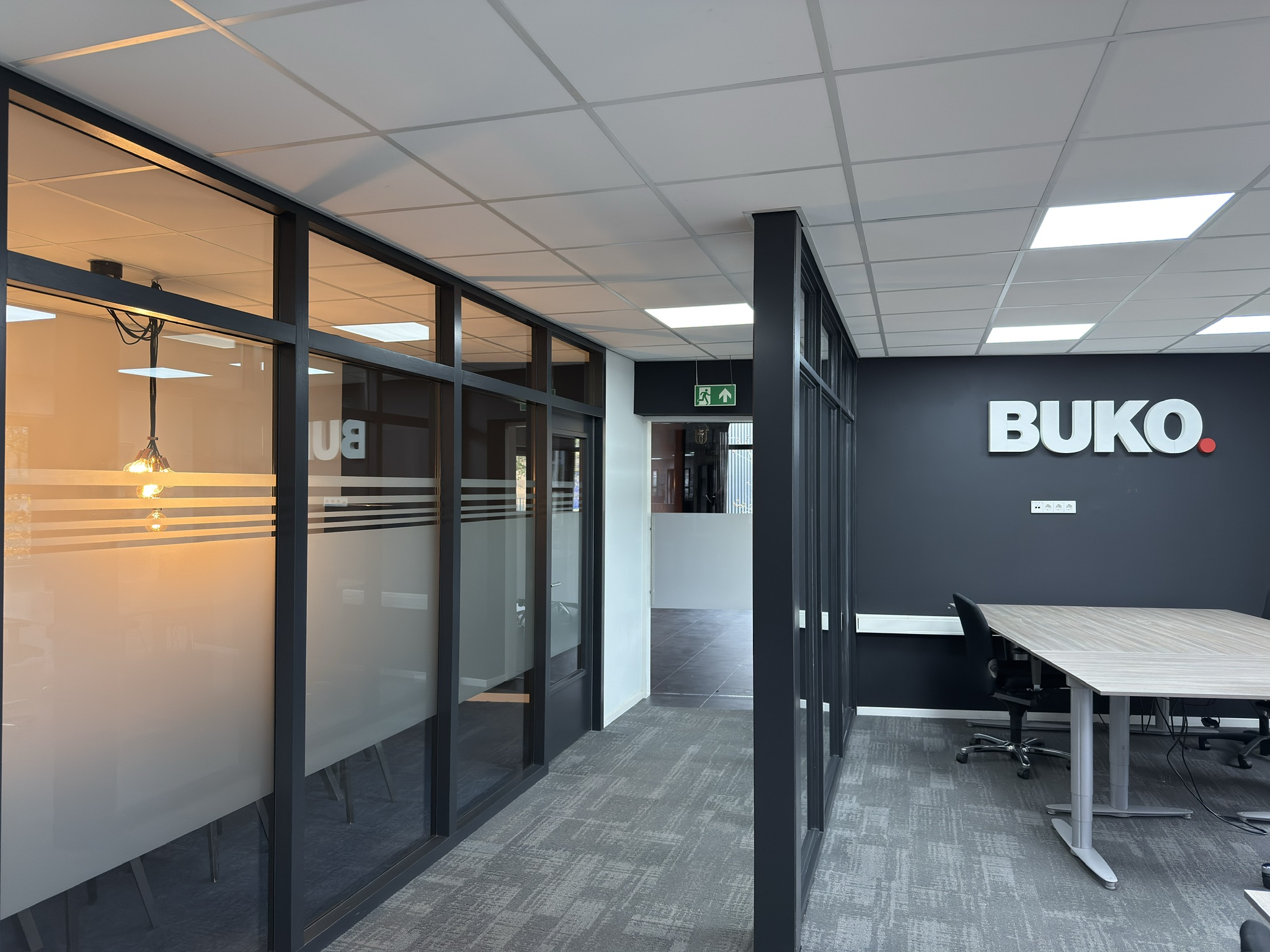 Lange zichtlijn door het BUKO-kantoor met dusted privacyfolie