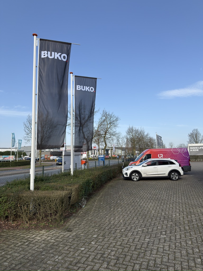 BUKO-vlaggen met witte letters en rode merkpunt