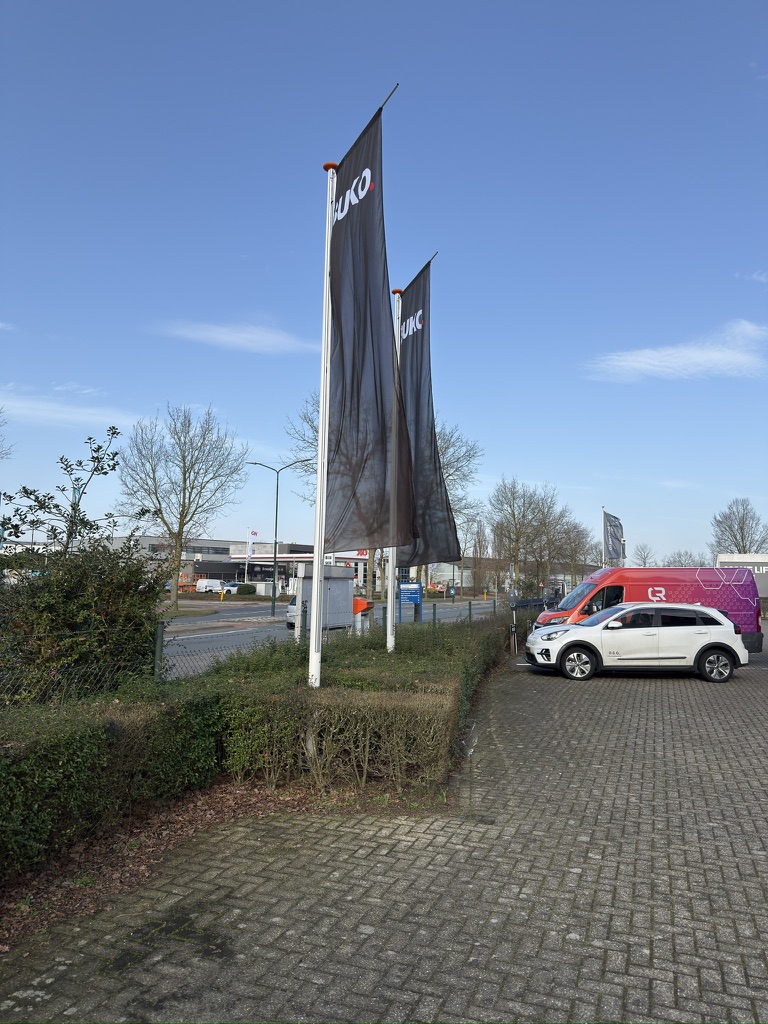 Twee zwarte BUKO-vlaggen langs het bedrijfsterrein