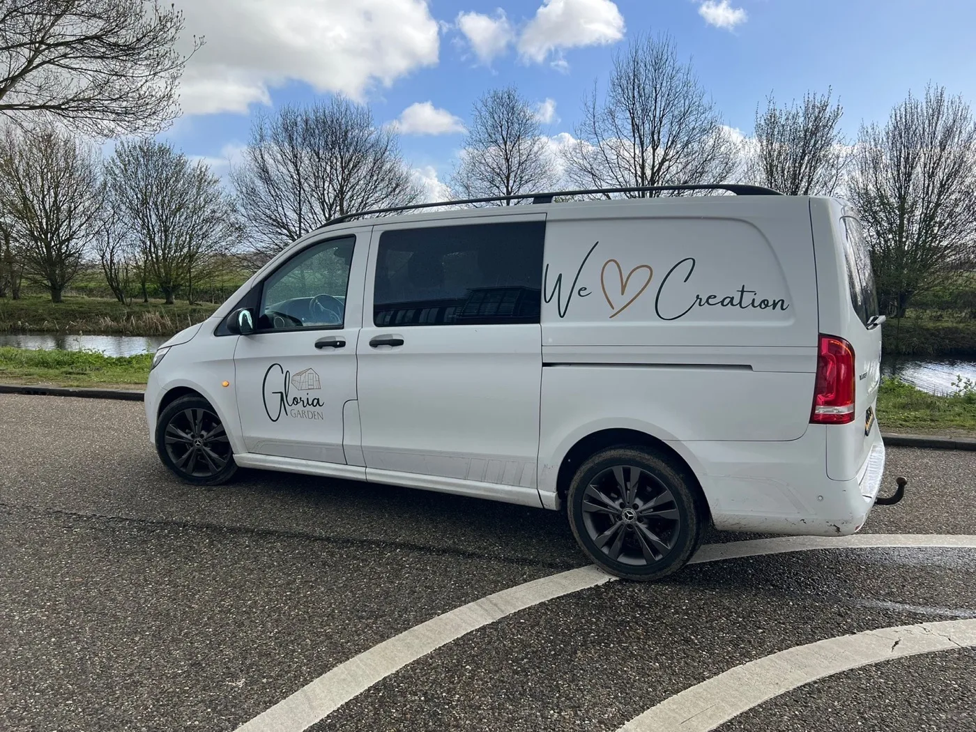 Mercedes Vito met professionele bedrijfswagenbelettering voor Gloria Garden