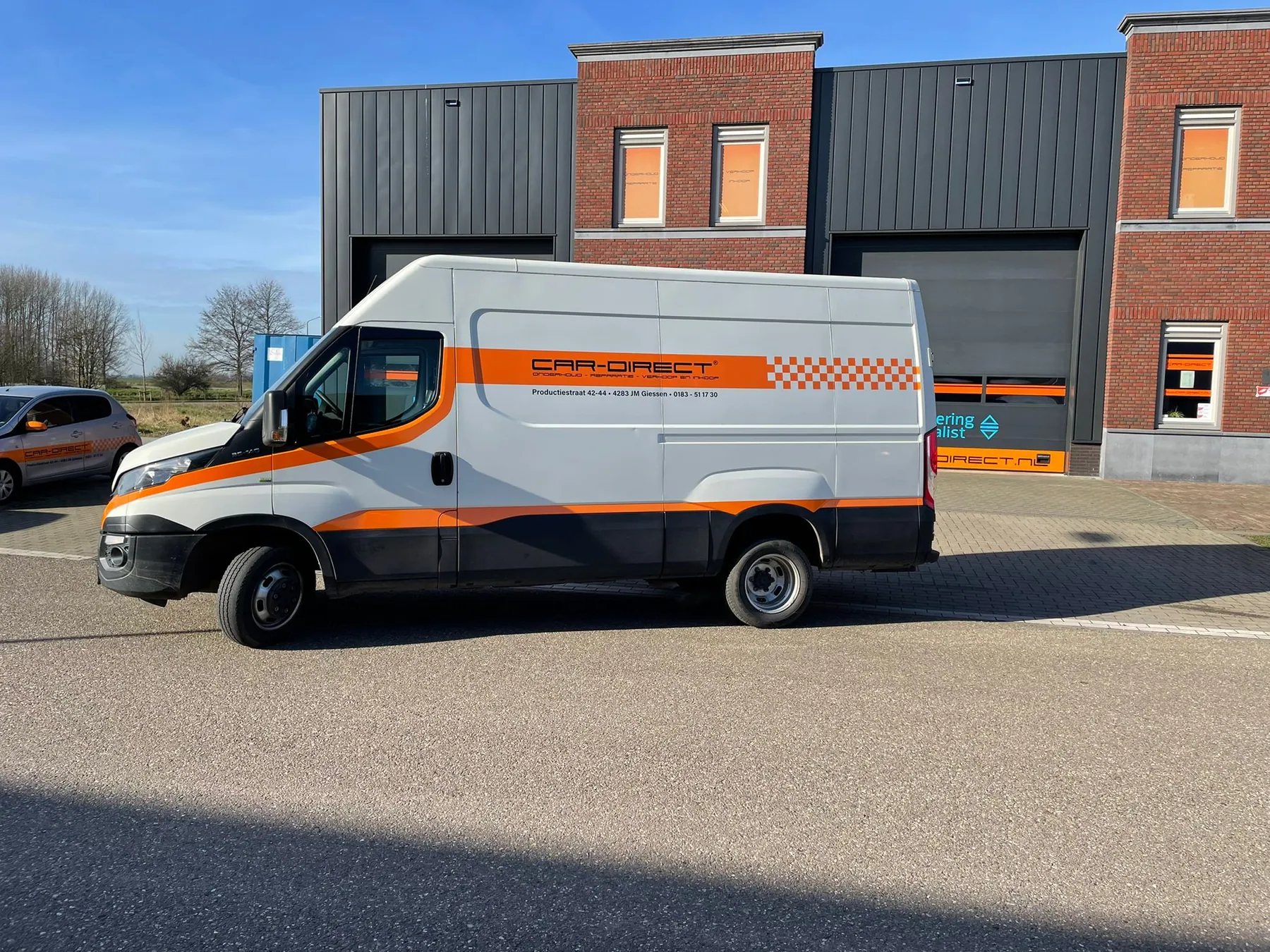Het complete voertuig in zijn omgeving.