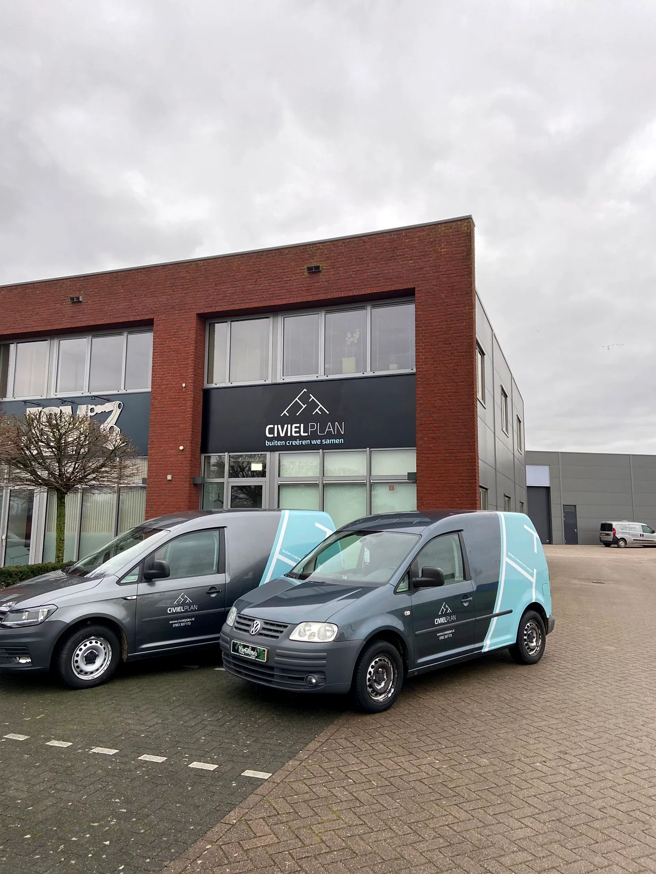 Civielplan-bestelwagen vanuit rechtsachter met grote witte lijnvormen