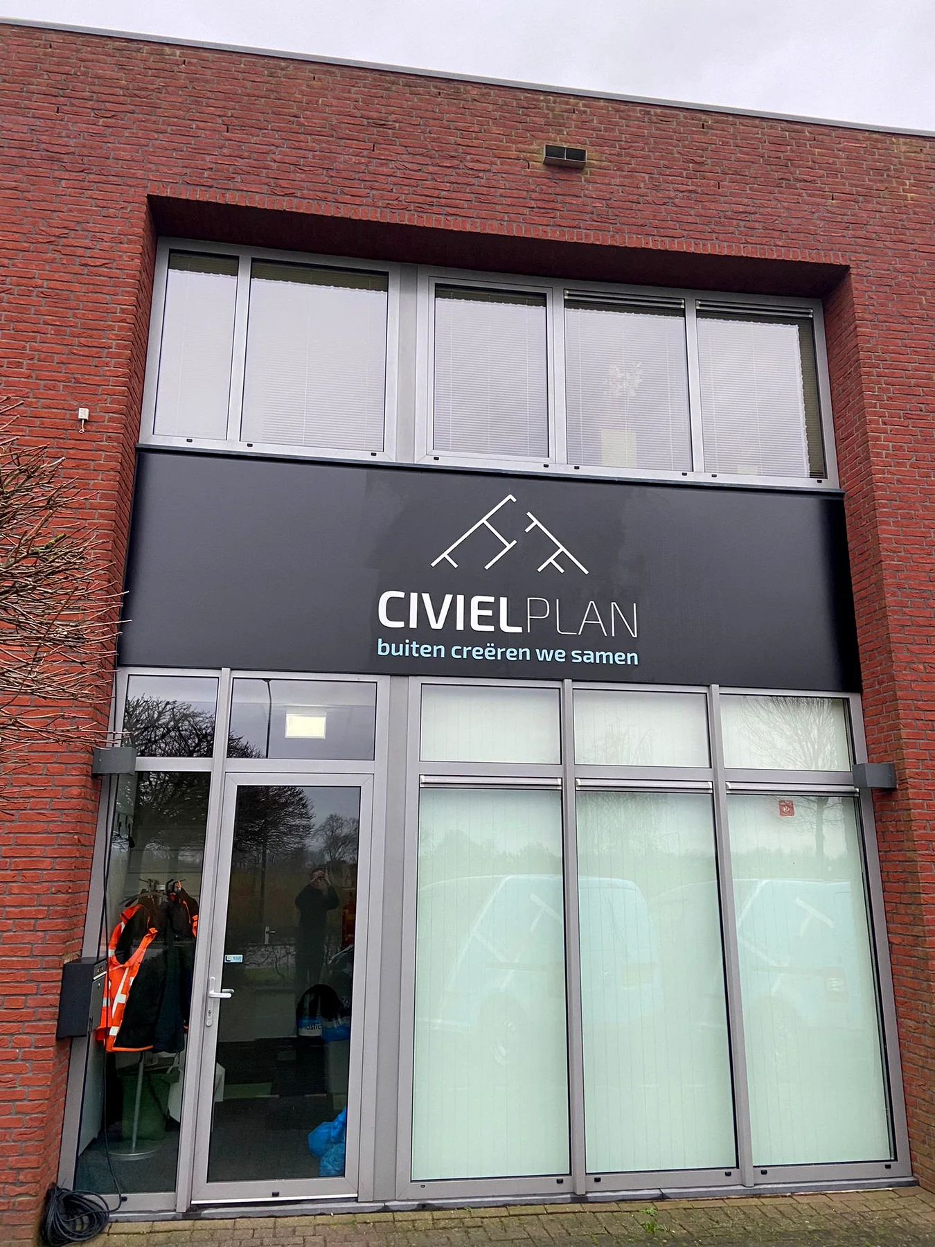 Complete voorgevel van Civielplan met logo en bedrijfsnaam