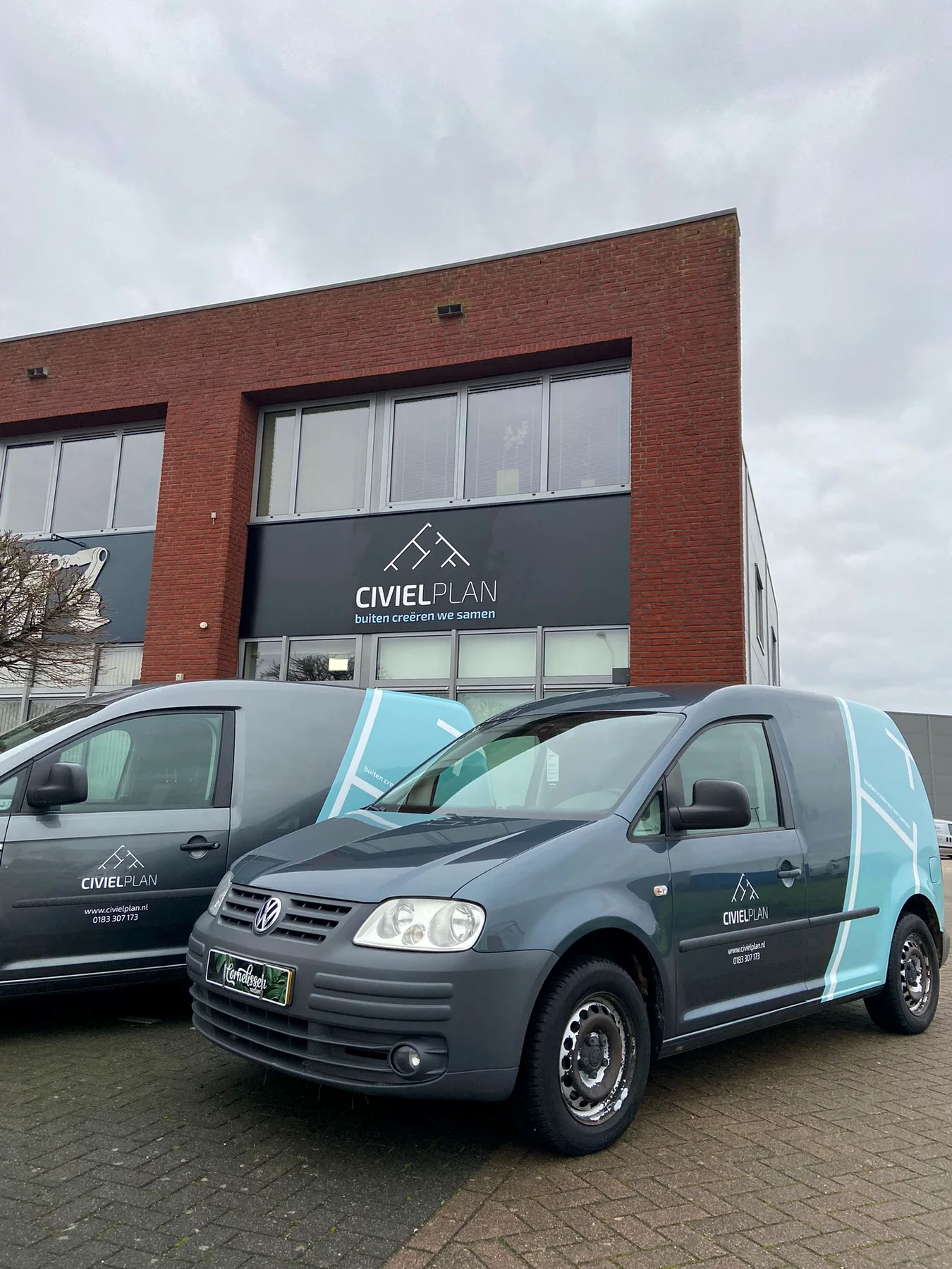 Detail van de witte Civielplan-gevelletters en lichtblauwe pay-off
