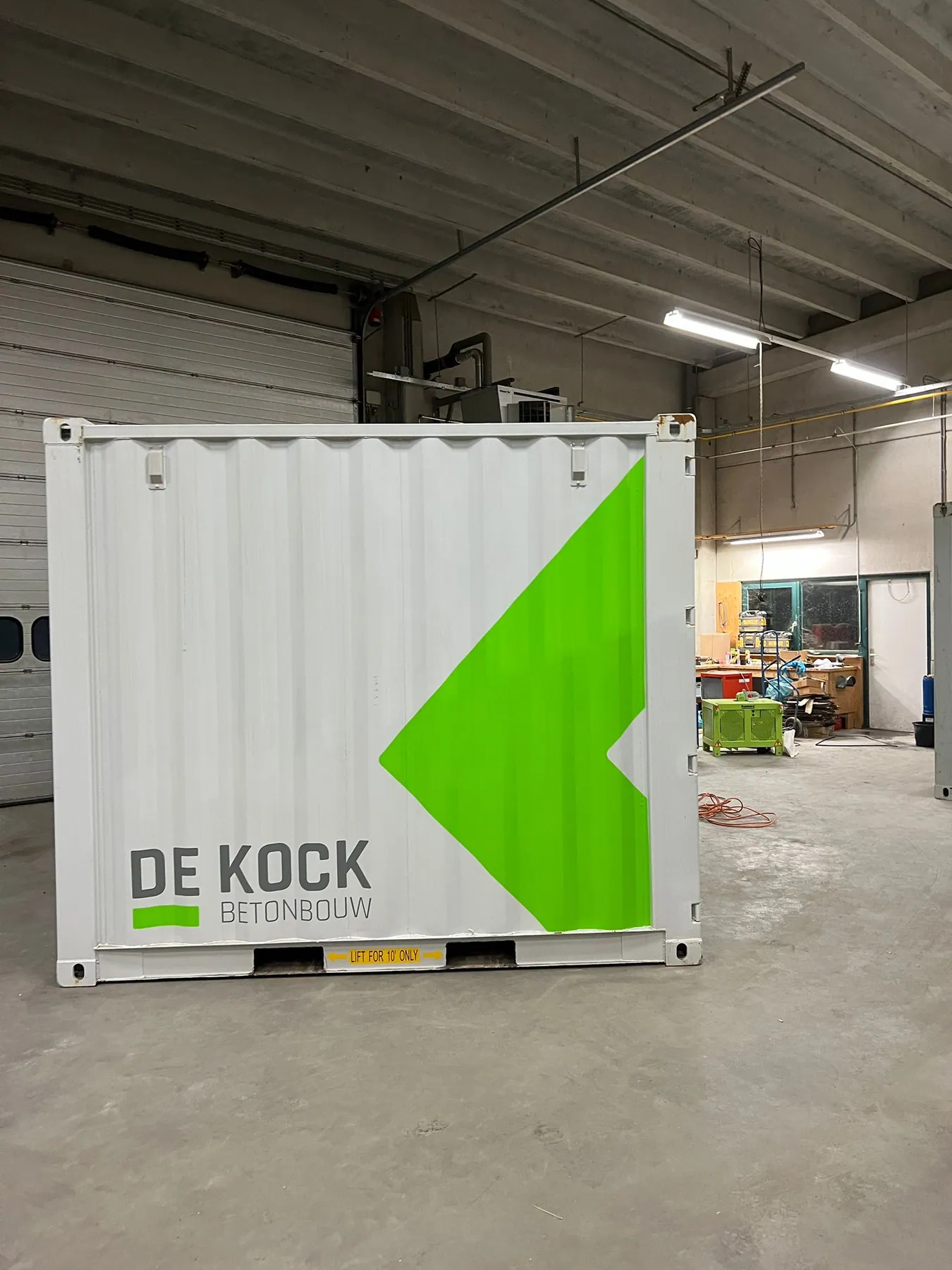 Een zeecontainer als opvallend merkobject, de compositie over de lange zijde.
